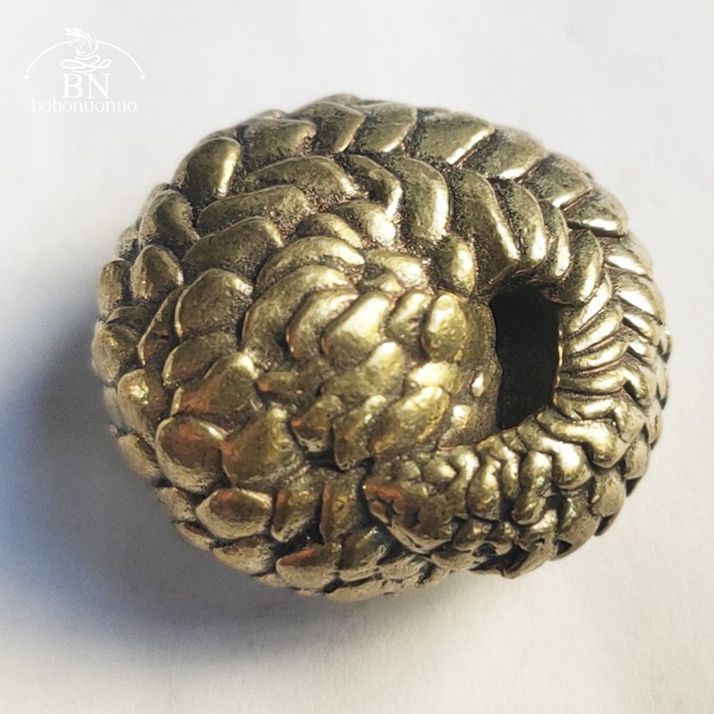 Estatuilla de pangolín esféric - Retro Gaming Decor reseña y precio